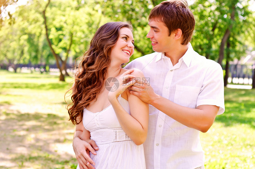 公园里的夫妻情侣男性男朋友女性小伙子亲热快乐丈夫微笑手臂感情图片