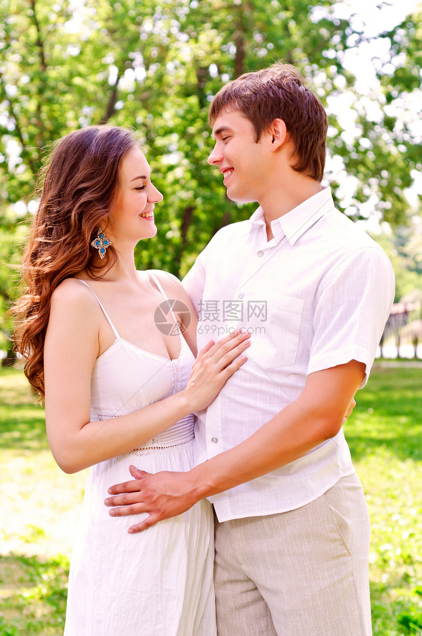 公园里的夫妻情侣小伙子欢乐感情家庭快乐亲热手臂女孩女性男人图片