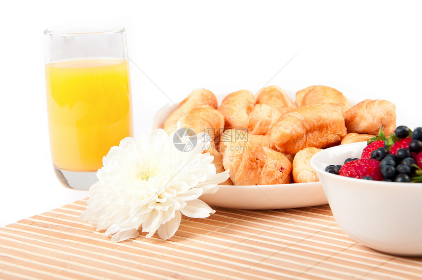早餐加浆果 橙汁和羊角面包房间服务桌布食物糕点盘子住宅酒店橙子果汁图片