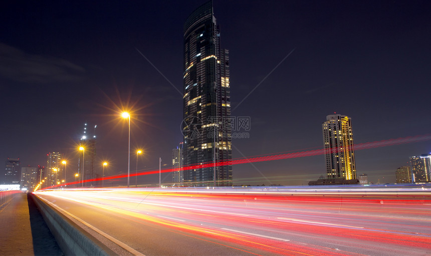 夜间街头街头车辆驾驶踪迹天际场景交通摩天大楼城市汽车戏剧性图片