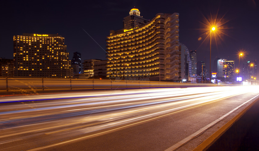 夜间街头街头戏剧性街道驾驶地标商业景观速度旅行交通场景图片
