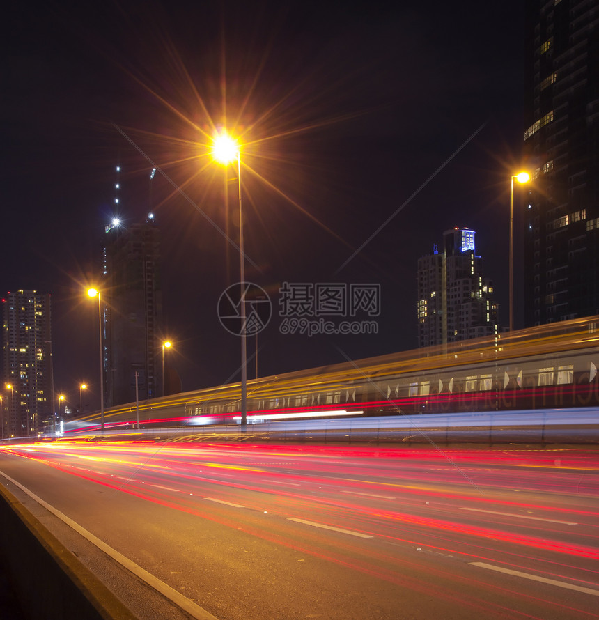 夜间街头街头摩天大楼商业戏剧性踪迹首都建筑运输场景旅行沥青图片