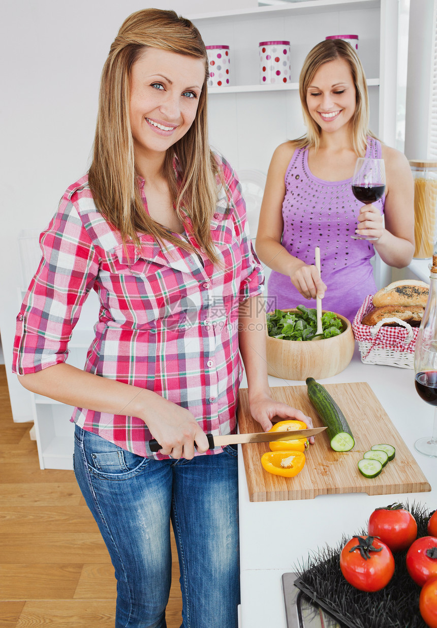 两个微笑着的女人 在家里一起做饭图片
