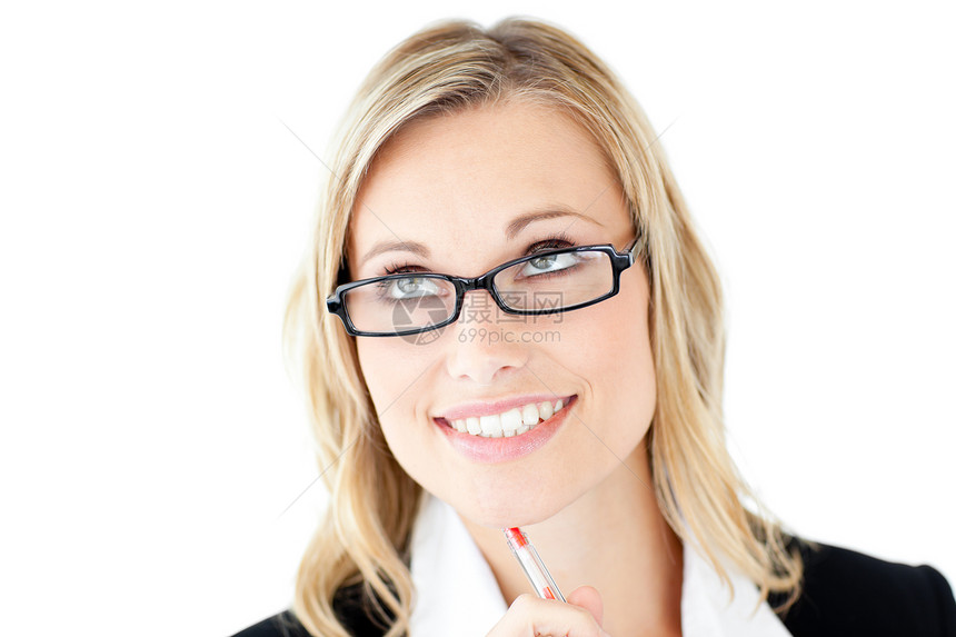 带着眼镜的有思想的年轻女商务人士拿着笔看图片