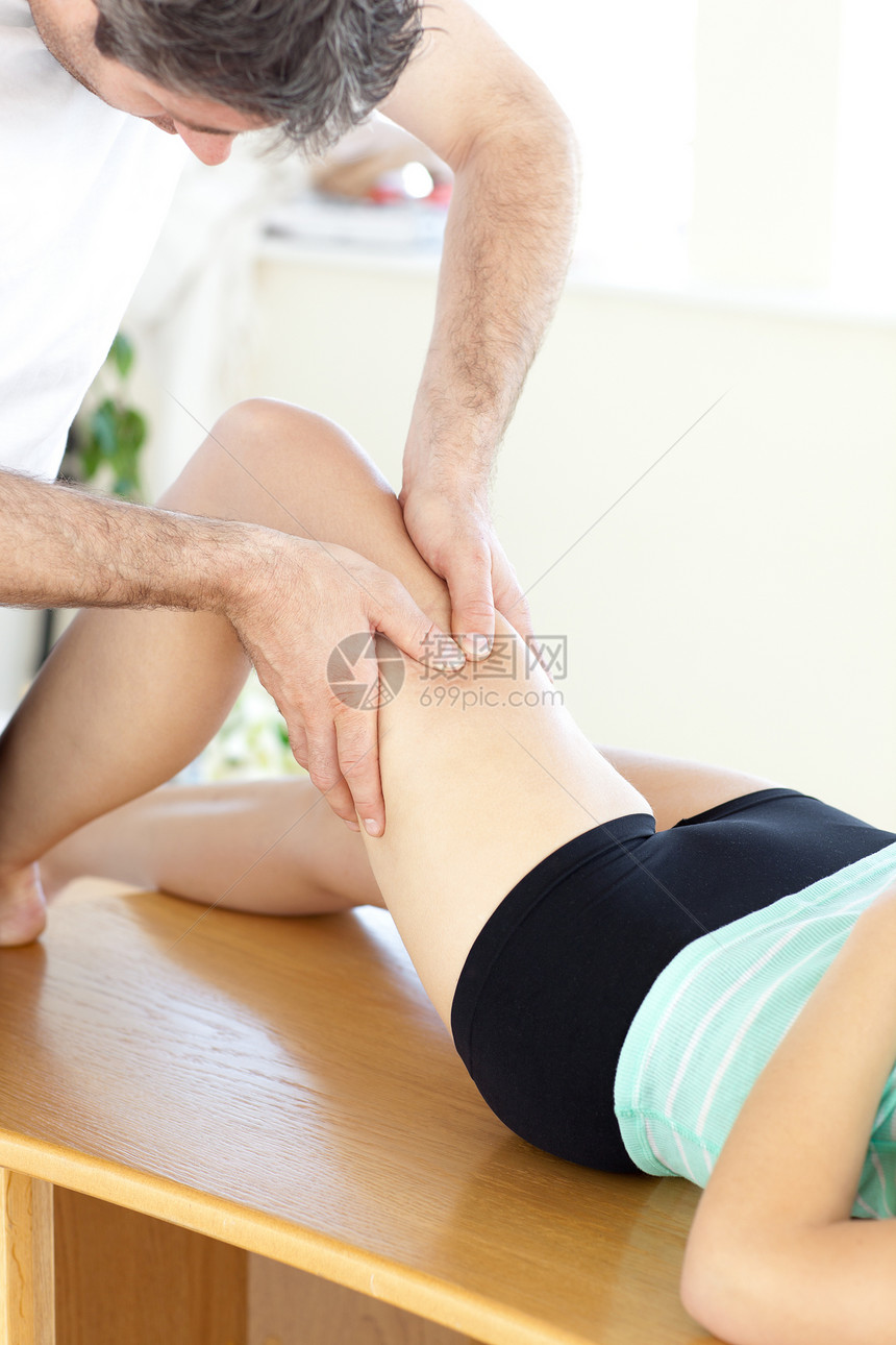 在健康俱乐部接受腿按摩的高加索妇女;在卫生俱乐部中图片