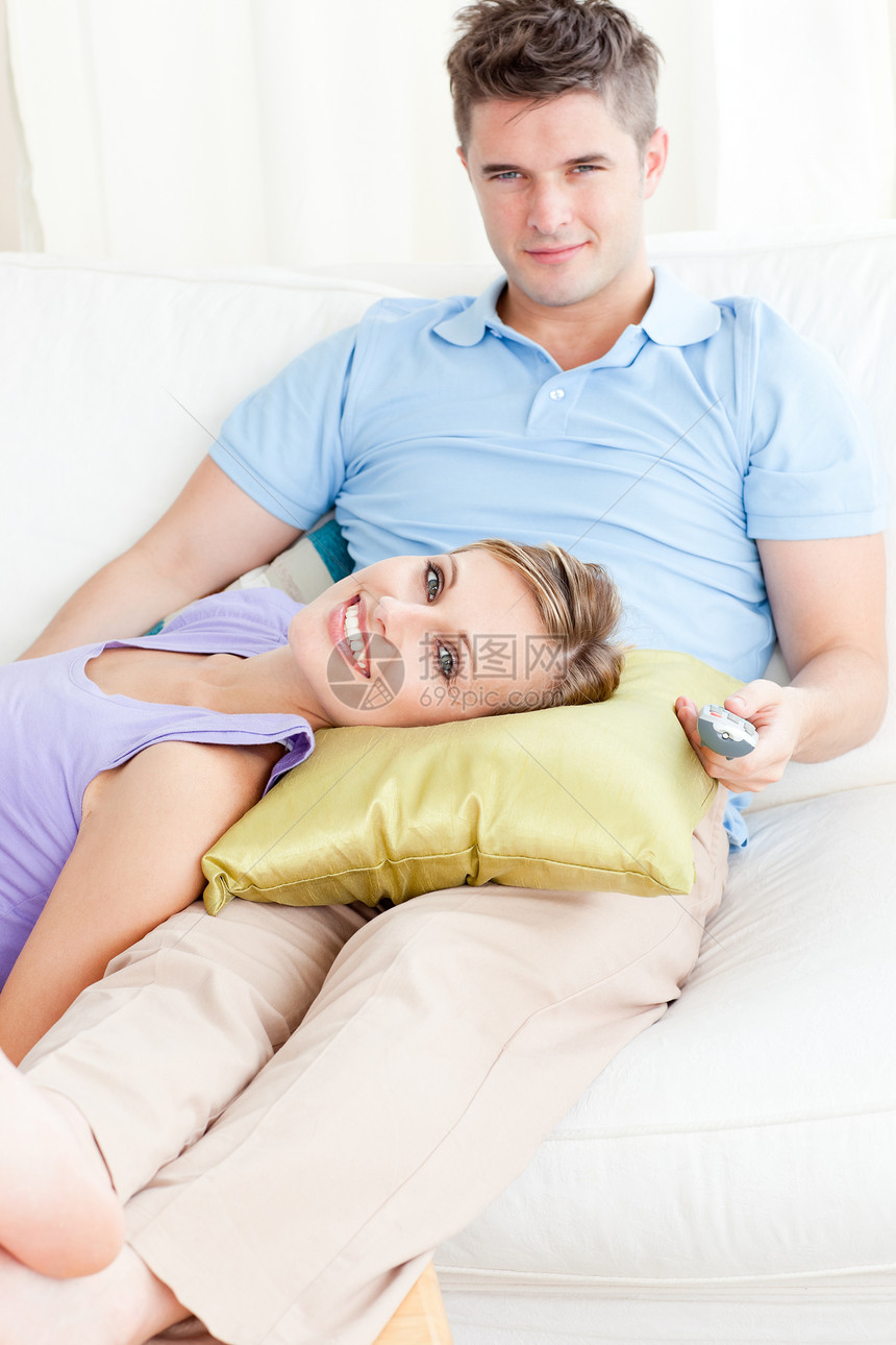 在沙发上看电视的一对情侣在生活里图片