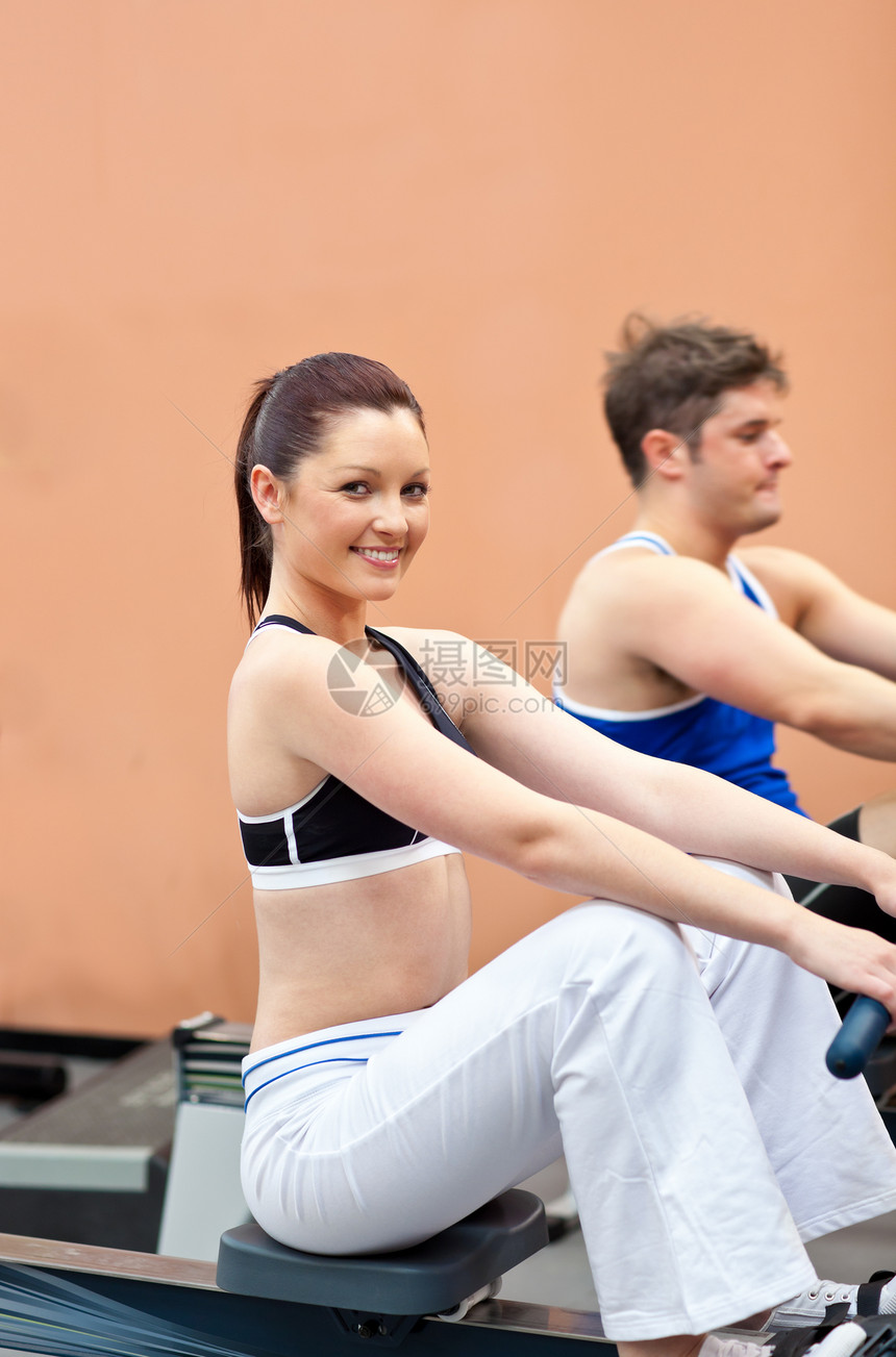 在健身中心使用划轮机的体育青年人数图片