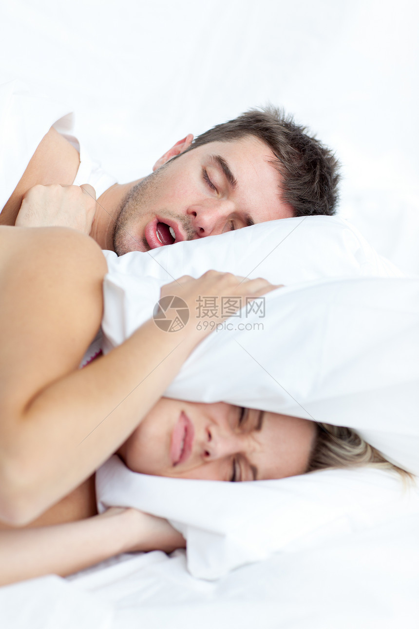 躺在床上的年轻夫妇苏醒刺激妻子轨枕床单卧室枕头丈夫时间已婚图片