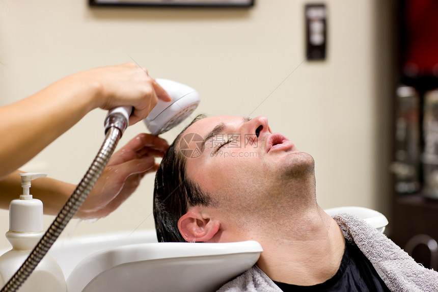 年轻的caucasians男子洗头发图片