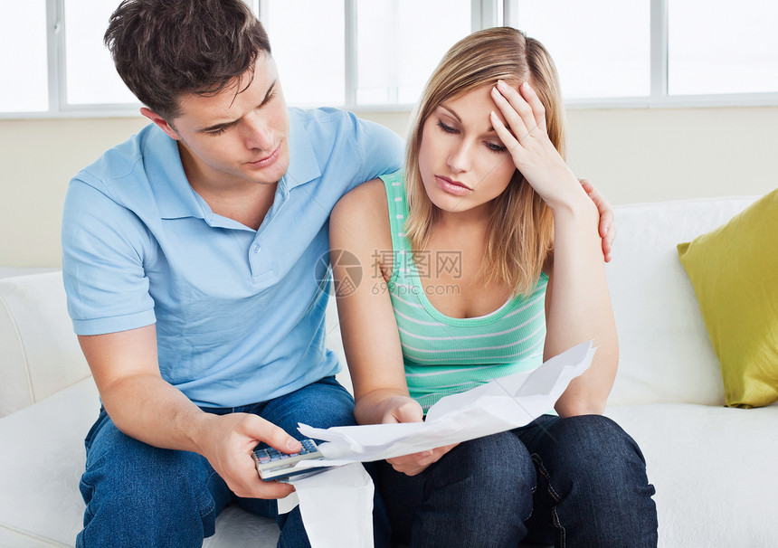担心的女人看帐单 她的男朋友带着一个calc图片