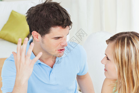 愤怒的年轻男子与女友对决背景图片
