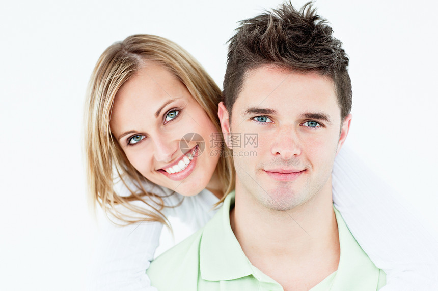 站在白色背面的一对年轻幸福夫妇的肖像图片