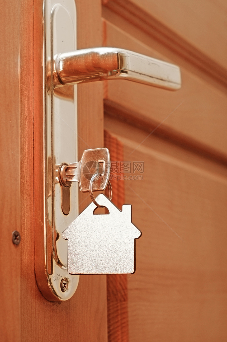 房子的钥匙 在一栋房屋上 以门锁为形状的钥匙键图片