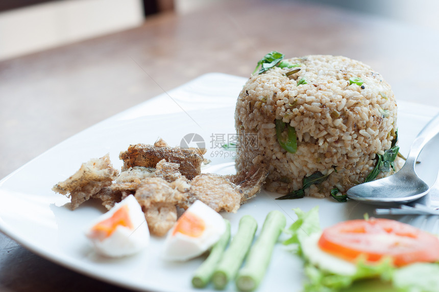 辣炒米饭 炸鱼和咸蛋美食油炸辣椒餐厅蔬菜香料食物盐渍午餐图片