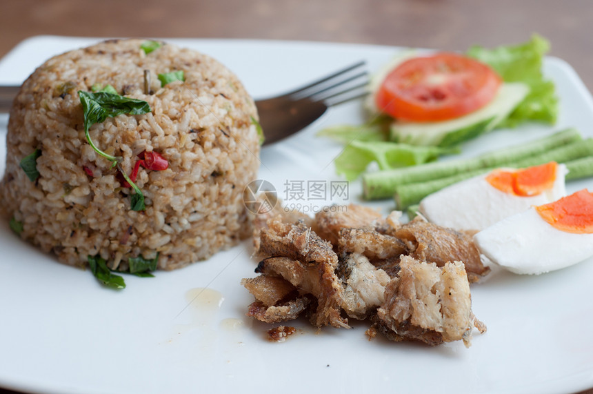 辣炒米饭 炸鱼和咸蛋食物美食辣椒午餐餐厅蔬菜香料油炸盐渍图片