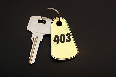 黑色背景的黑背景空格密钥金子房间标签黄铜安全钥匙白色阴影酒店金属背景图片