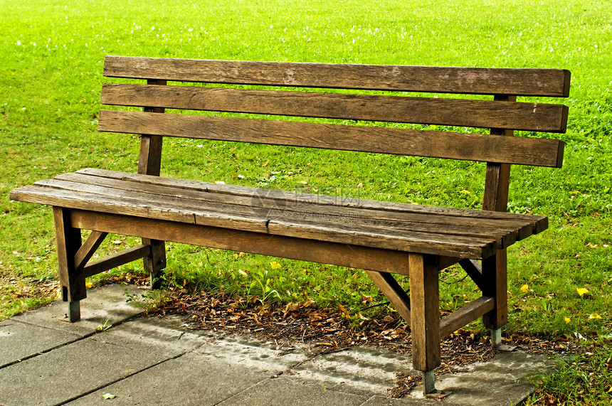 公园中的公园长椅树叶家具座位叶子木头孤独场景小路花园环境图片