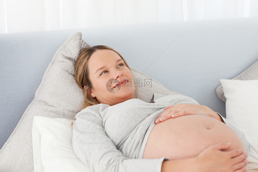 深思熟虑的孕妇睡在床上图片