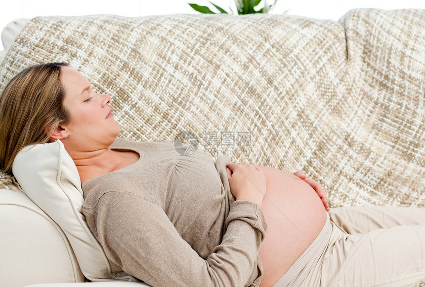 厌倦的孕妇在沙发上放松图片
