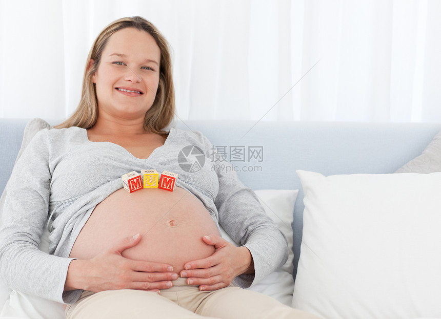 幸福的未来妈妈肚子上有立方体图片