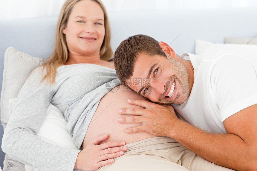 一个男人的肖像 听着他怀孕妻子的肚子图片