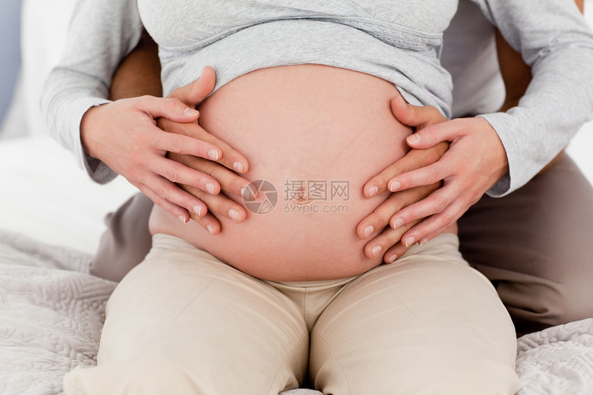 一对夫妇亲近一对 触摸孕妇的肚子图片