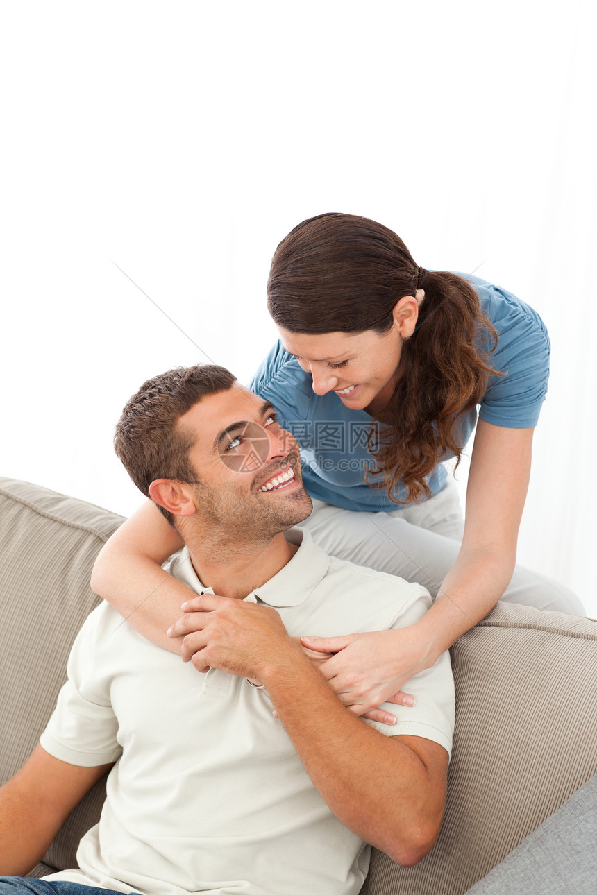相亲相爱的女人拥抱丈夫 在沙发上放松图片