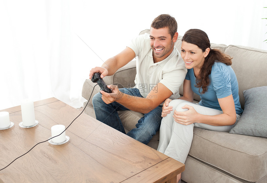 情侣在客厅玩电玩游戏 一起上客厅图片
