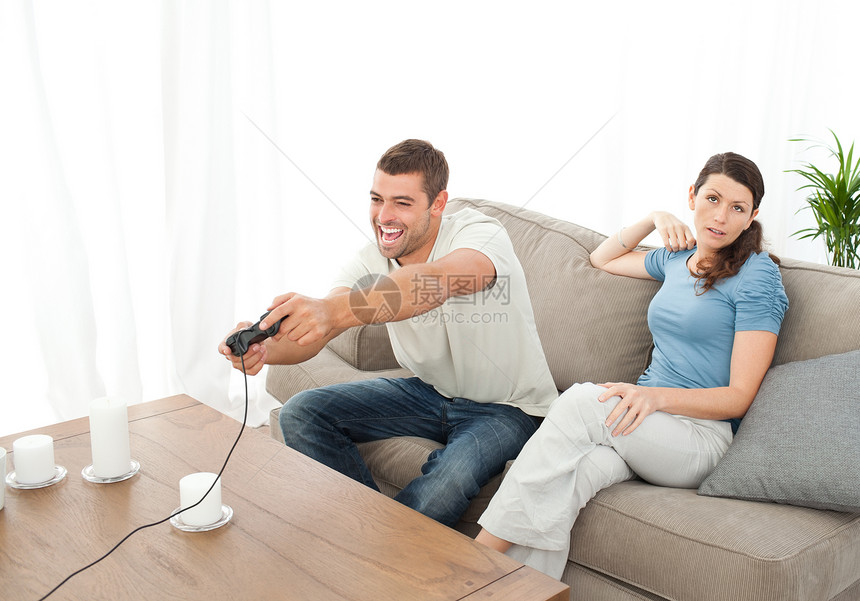 绝望的女人在男友玩视频游戏时无聊无聊了图片