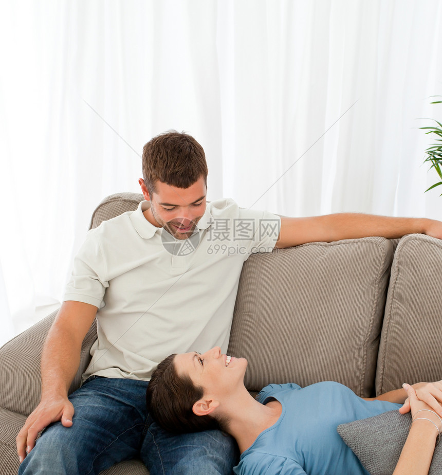 快乐的一对情侣一起在沙发上放松图片