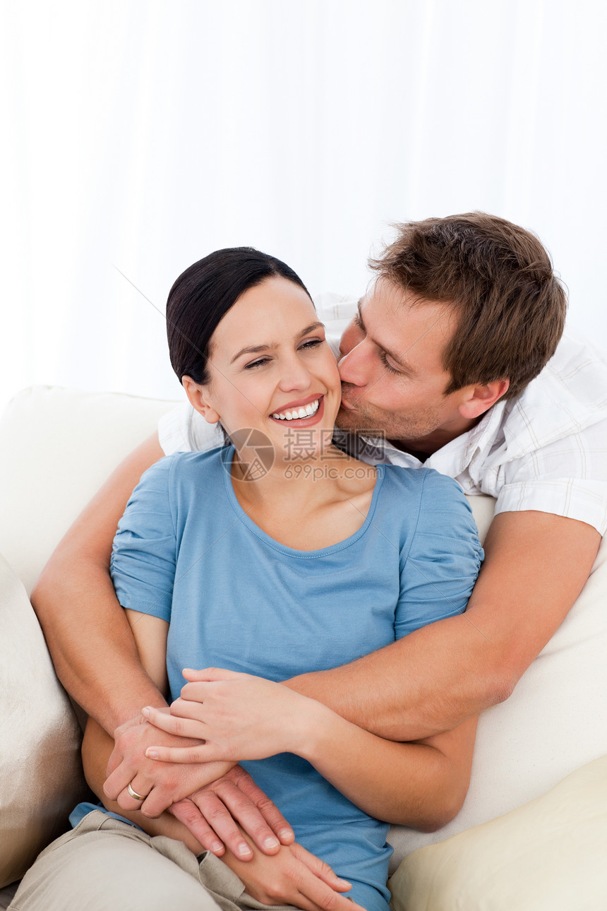 男人在沙发上放松时吻女友快乐图片