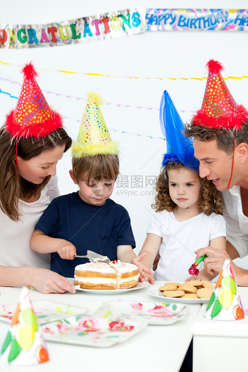 可爱的一家人一起庆祝一个生日图片