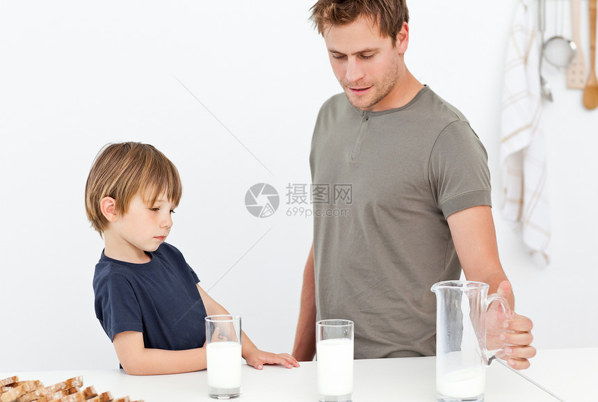 可爱的爸爸和儿子一起喝牛奶图片