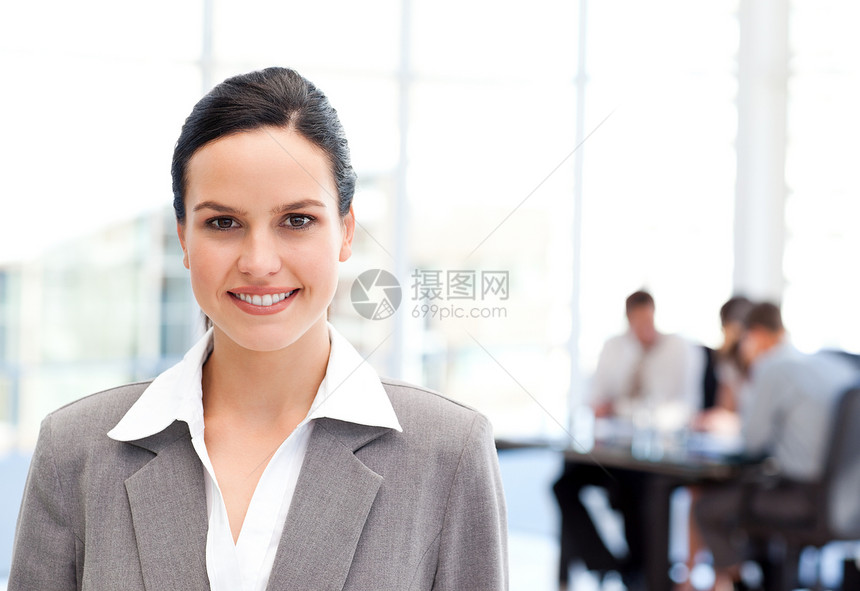 在工作期间站在团队前面的女有才华的女商务人士i图片