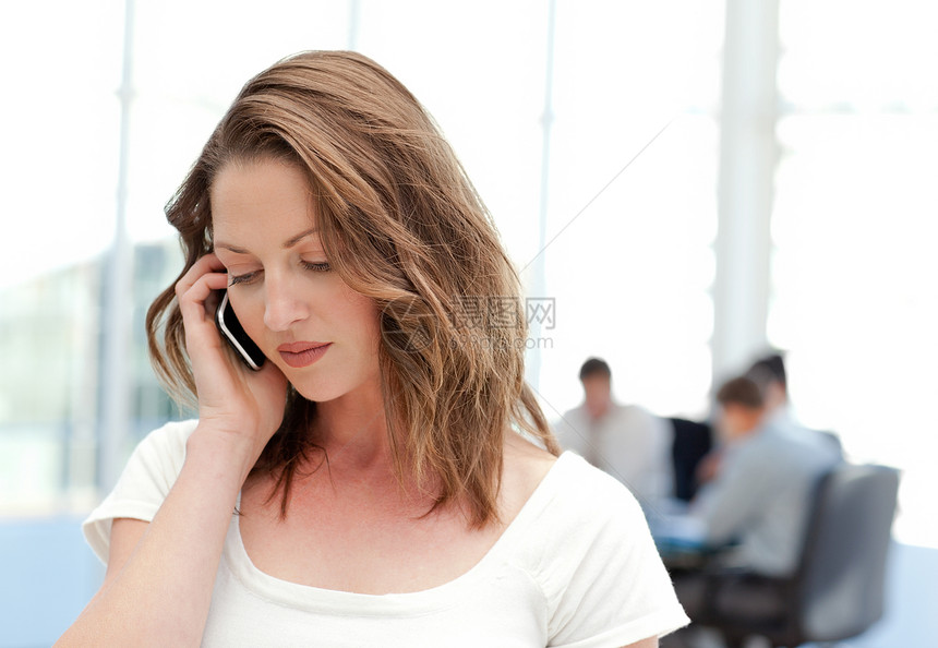 女商务人士在她的团队工作时 用电话打电话图片