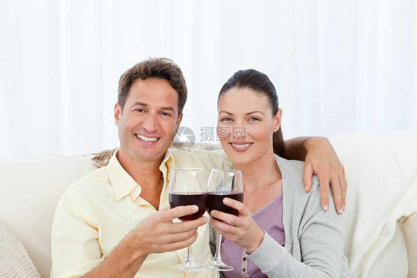 沙发上几杯红酒连着一副玻璃的肖像快乐烈酒爱好庆典女士酒精男人妻子丈夫夫妻图片