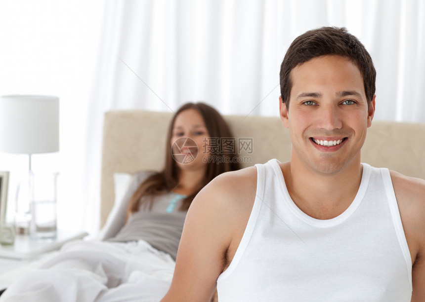 帅哥和女友睡在床边的床上图片