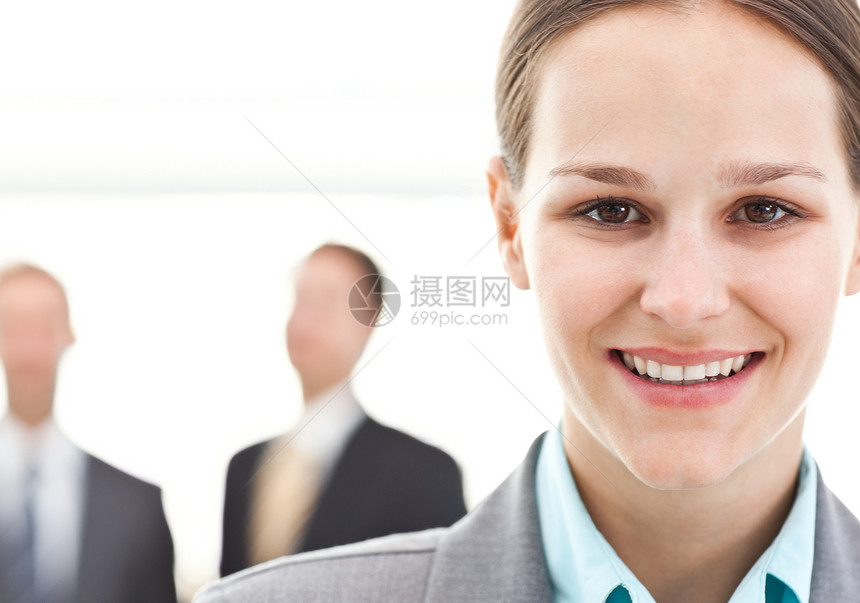 青年女商务人士在两名商务人士面前摆姿势图片