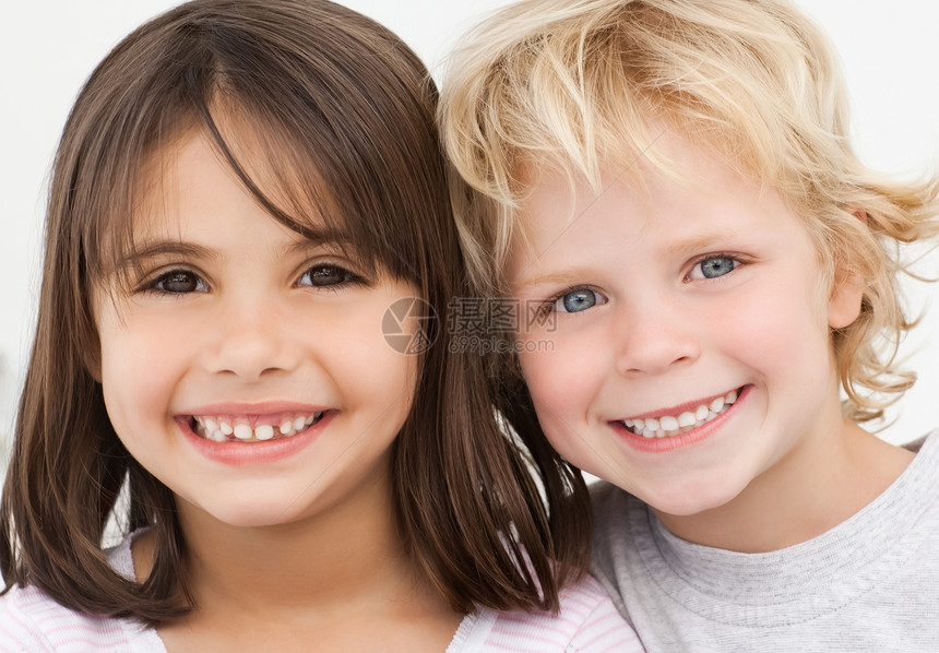 厨房里两个快乐孩子的肖像图片