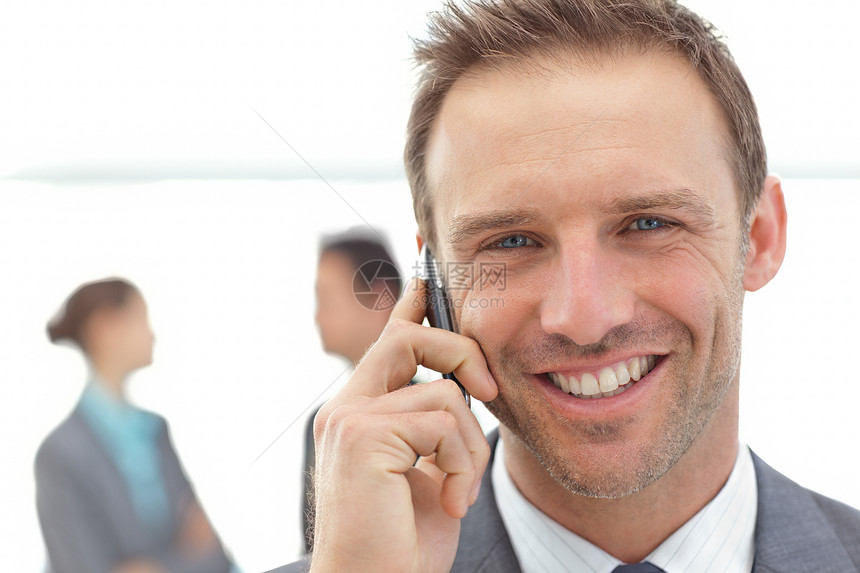 在一次会晤中 一名商务人士在电话上的肖像图片