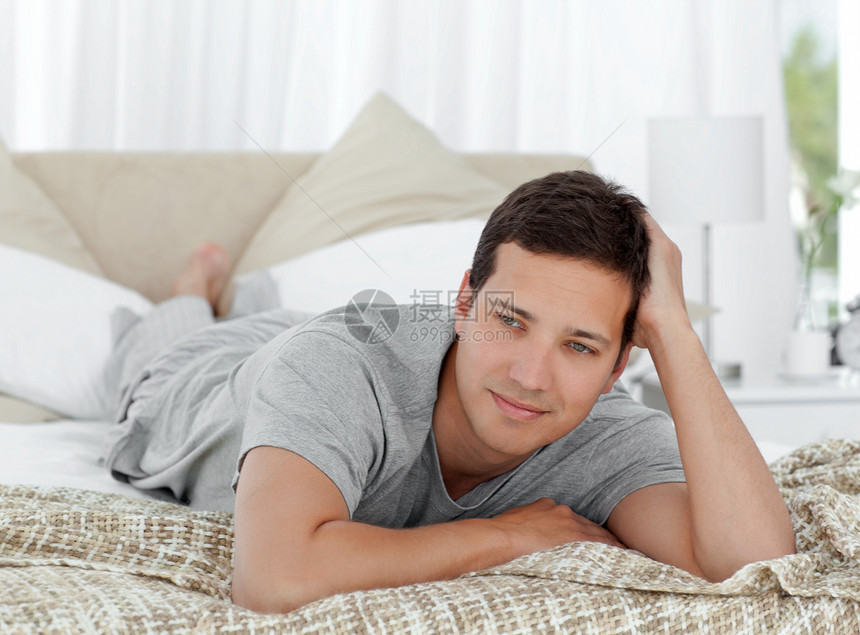 深思熟虑的年轻人躺在床上图片