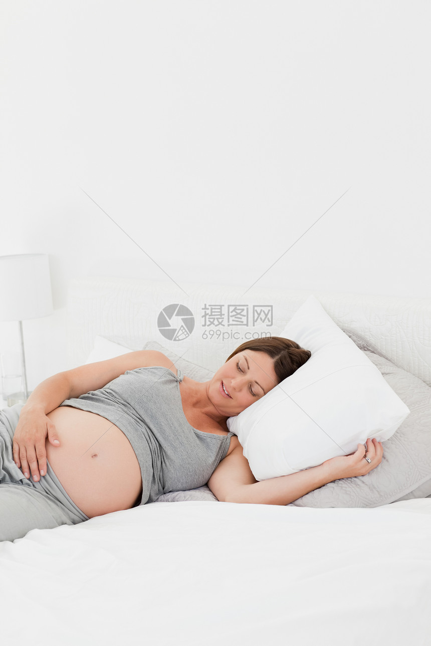 躺在床上的孕妇长椅沙发靴子婴儿母亲怀孕母性卧室女士父母图片