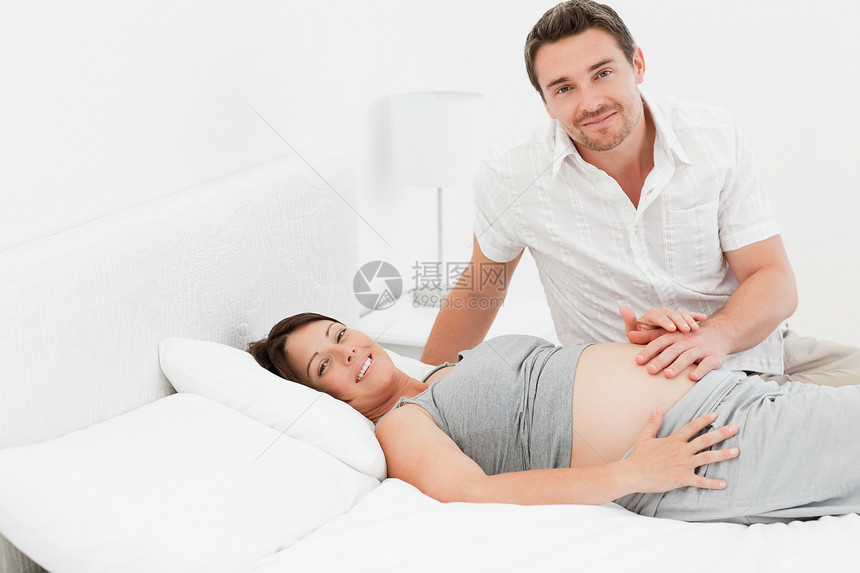 与丈夫在一起的孕妇几个月说谎男人卧室母亲幸福父母情感喜悦爸爸图片