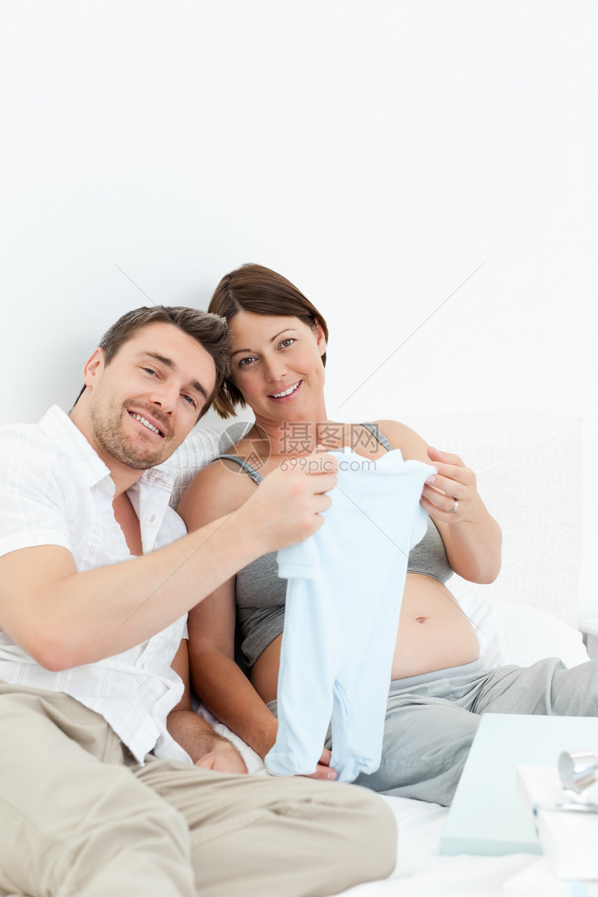 年轻未来的父母穿着乳衣爸爸母亲女性说谎夫妻母性男性情感怀孕男人图片
