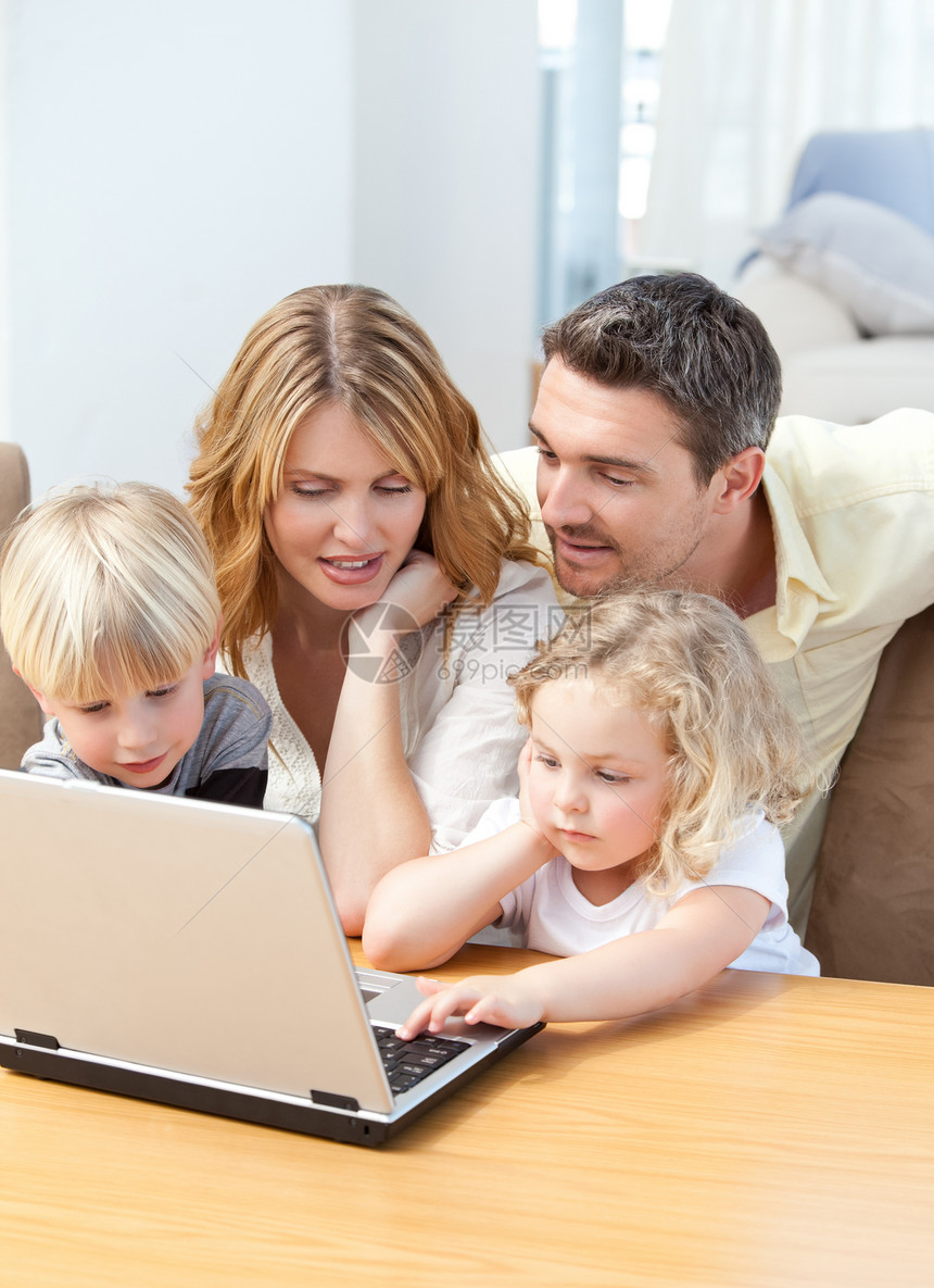 家庭看笔记本电脑女孩丈夫父母妈妈办公室女儿男性互联网作业爸爸图片