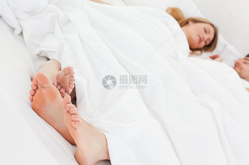 幸福的情侣一起睡结婚女性卧室女士快乐喜悦女孩衣服拥抱恋人图片