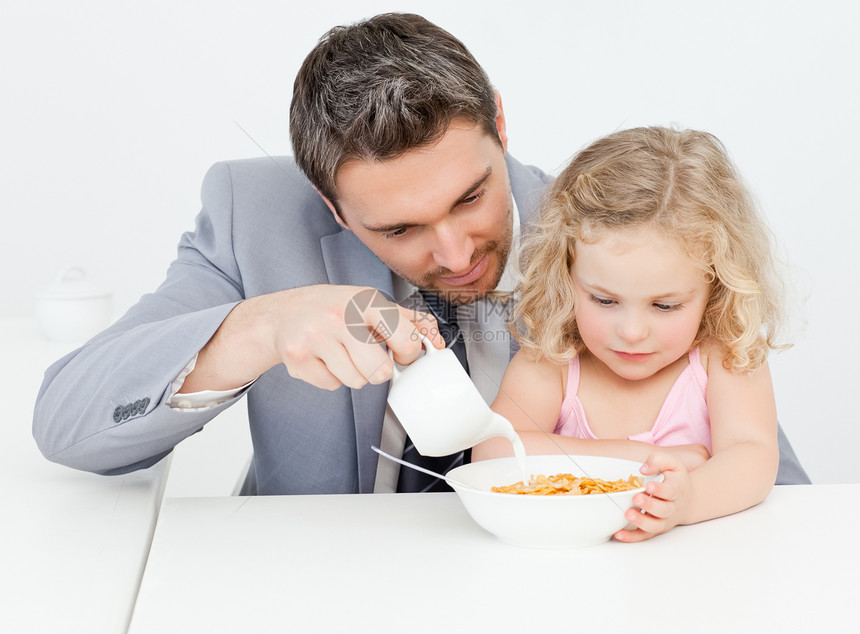父亲和她女儿一起吃早饭女性男生面包桌子乐趣水果食物羊角厨房男性图片