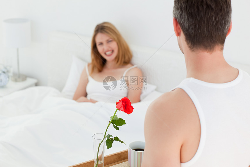 快乐的情侣在床上吃早餐服务盘子卧室女士丈夫女性妻子男人房子幸福图片