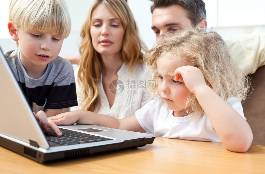 家庭看笔记本电脑父母女孩冲浪男人孩子们妈妈父亲技术帮助办公室图片