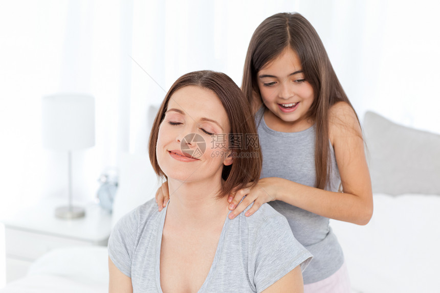 可爱的女儿梳理她女人的头发梳子成人化妆品微笑浴室发刷家庭女性造型团体图片